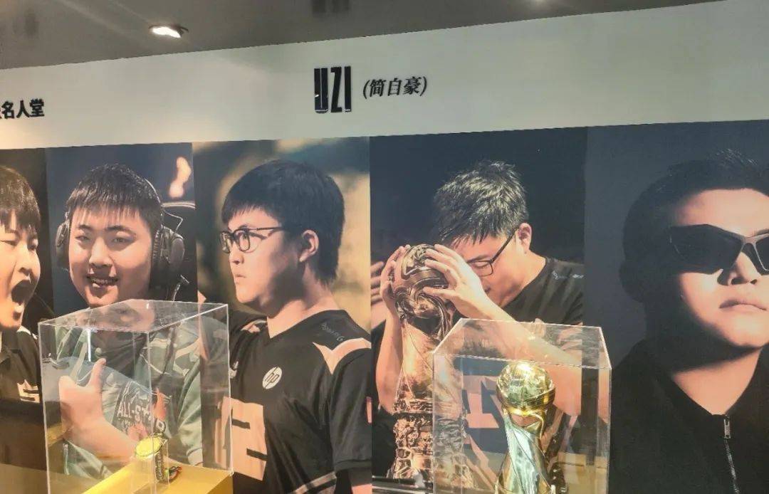 Uzi回归赛场，败北首场状态亮眼，雄鹿观众沸腾！的简单介绍